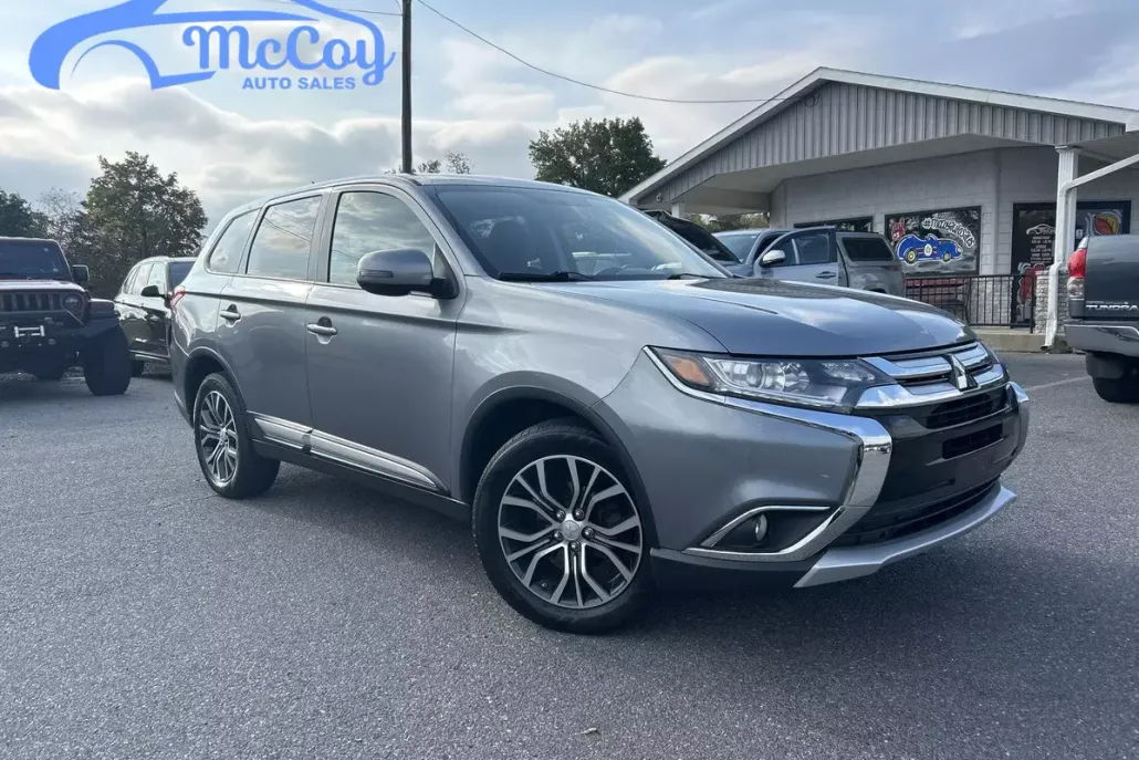 2016 Mitsubishi Outlander SE photo 1