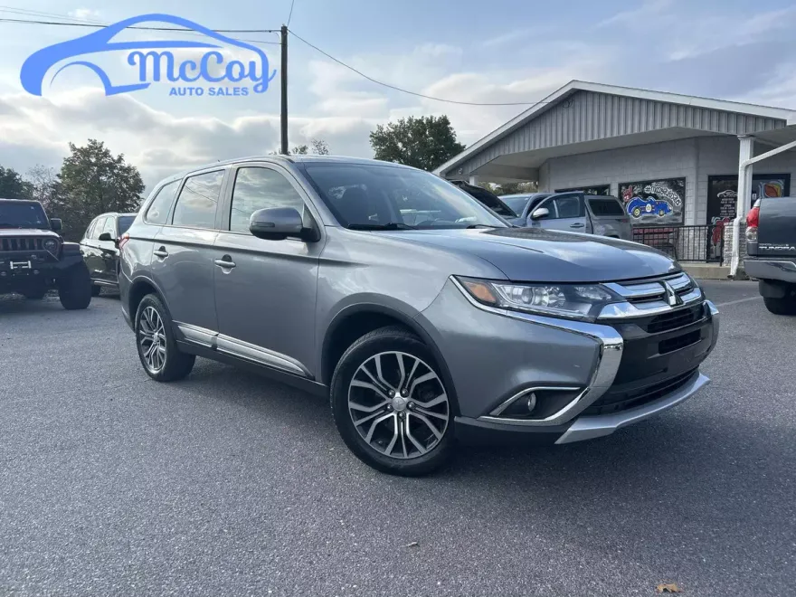 2016 Mitsubishi Outlander SE photo 1