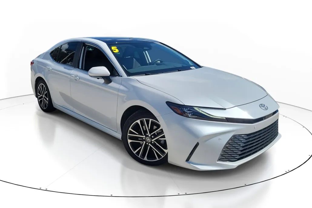 2025 Toyota Camry LE photo 1
