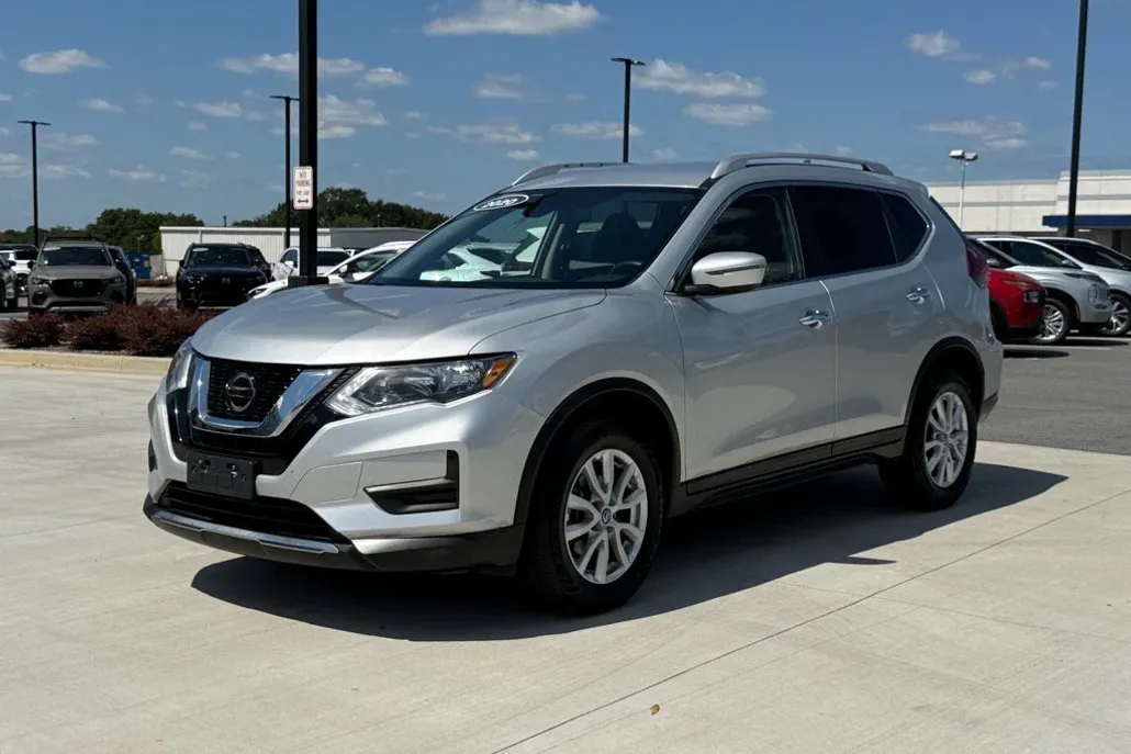 2020 Nissan Rogue SV photo 1