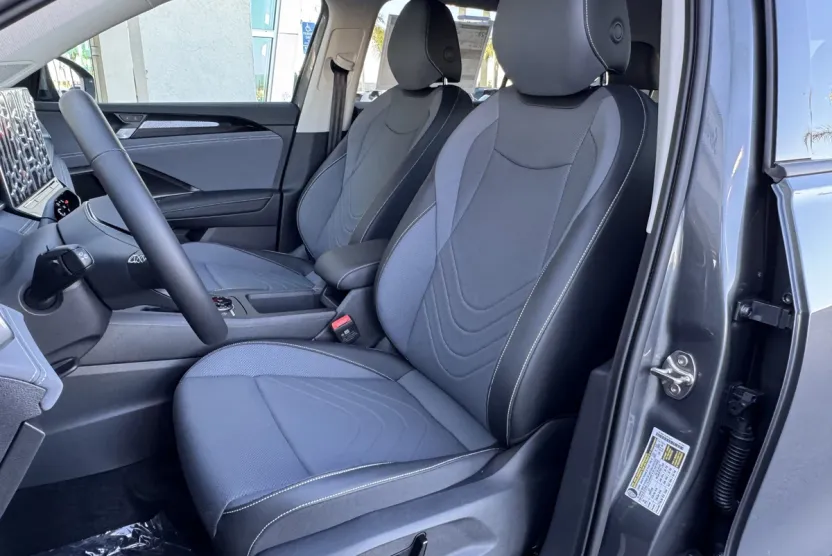 2025 Volkswagen Tiguan SE photo 1