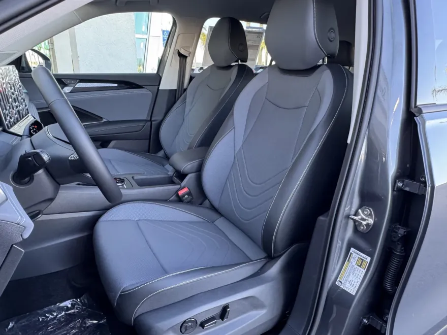 2025 Volkswagen Tiguan SE photo 1