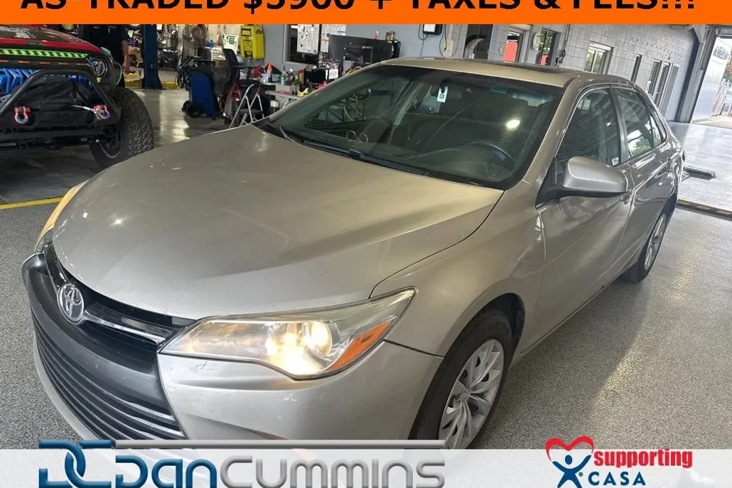 2015 Toyota Camry LE photo 1