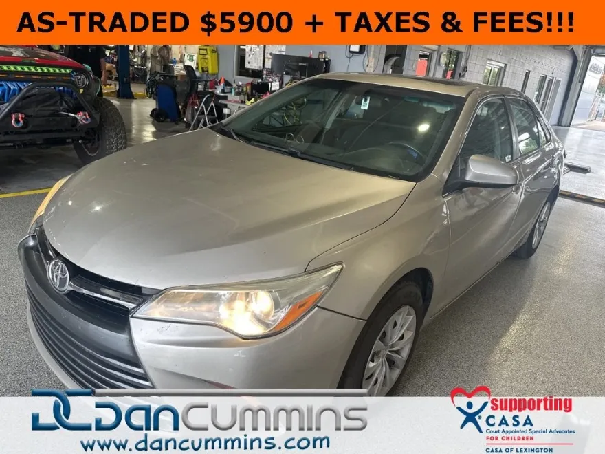 2015 Toyota Camry LE photo 1