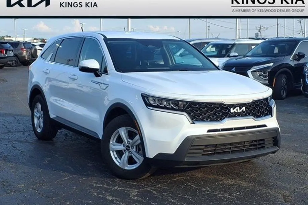 2023 Kia Sorento LX photo 1