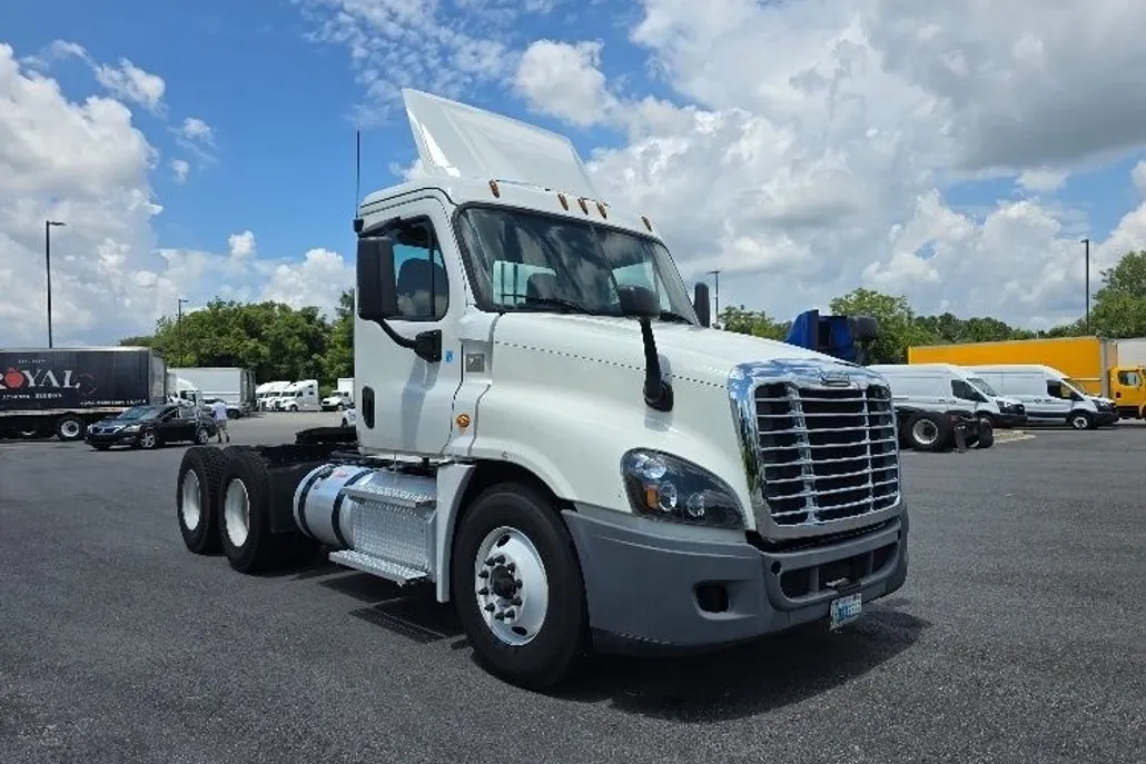 2020 Freightliner Cascadia 125" Sleeper Cab photo 1