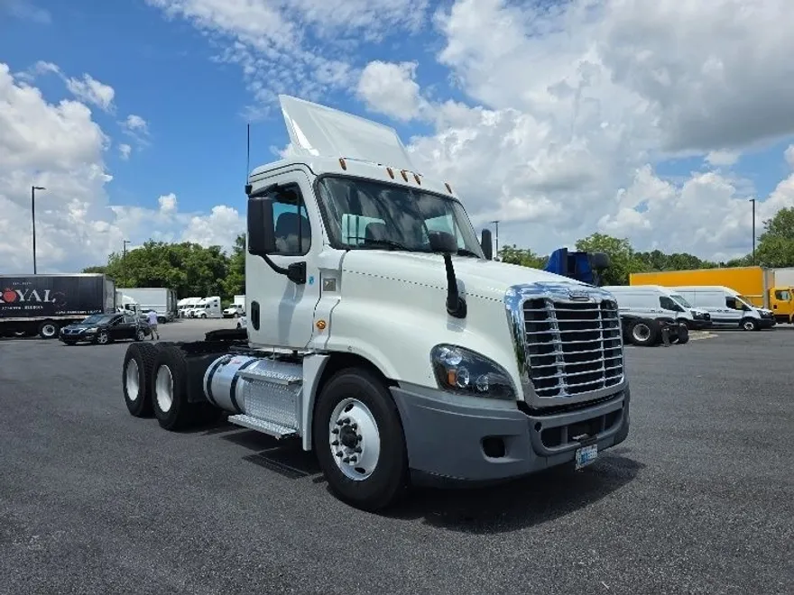 2020 Freightliner Cascadia 125" Sleeper Cab photo 1