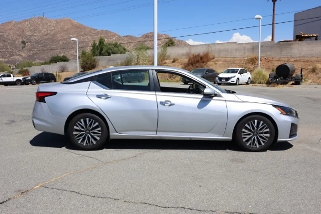 2023 Nissan Altima 2.5 SV photo 1