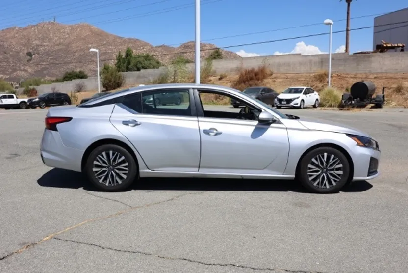 2023 Nissan Altima 2.5 SV photo 1
