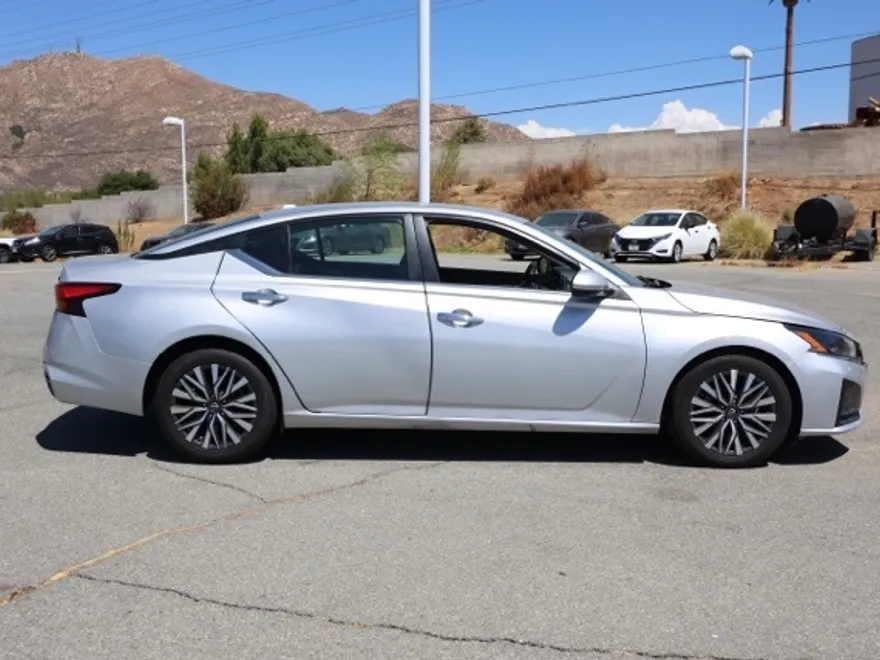 2023 Nissan Altima 2.5 SV photo 1
