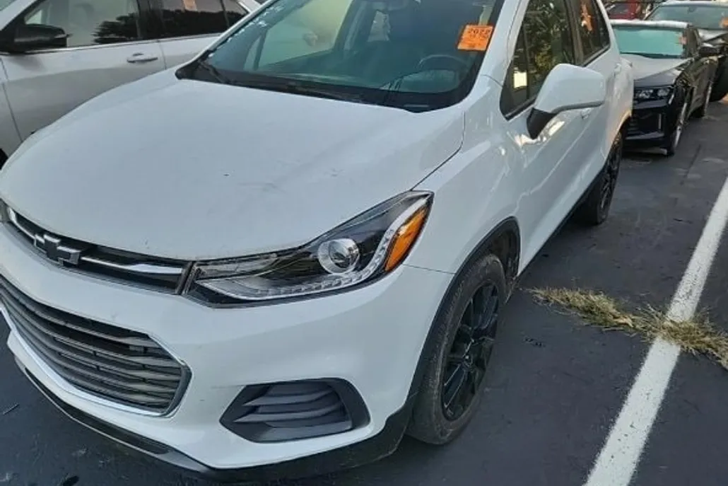2022 Chevrolet Trax LT photo 1
