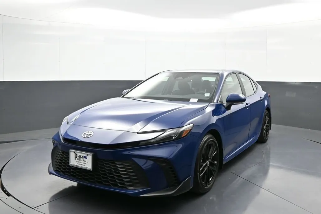 2025 Toyota Camry SE Hybrid photo 1