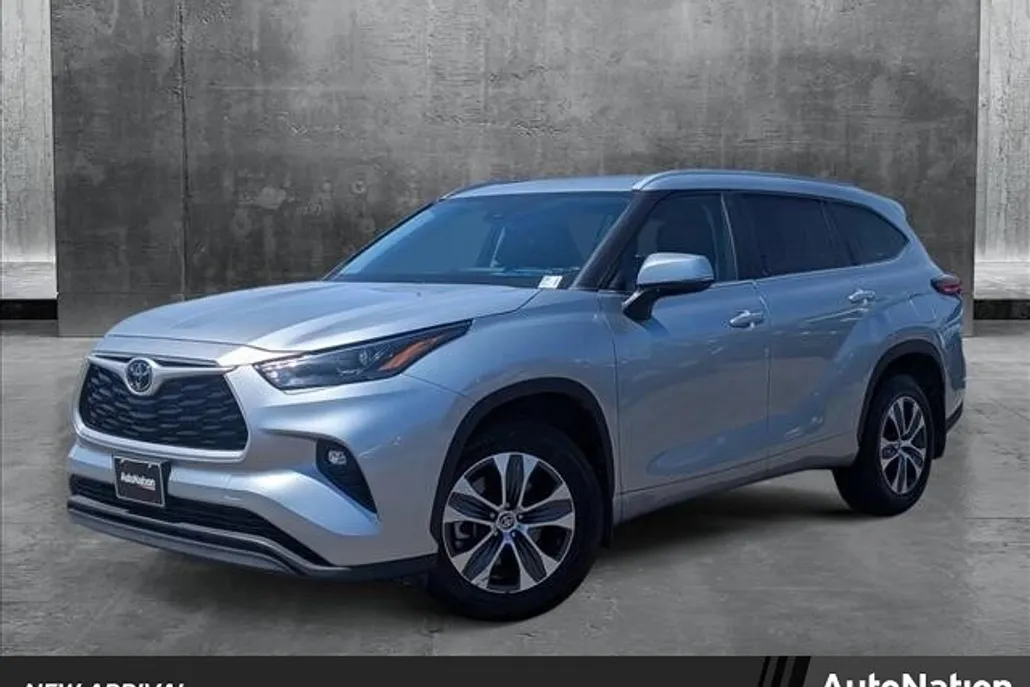 2023 Toyota Highlander XLE photo 1
