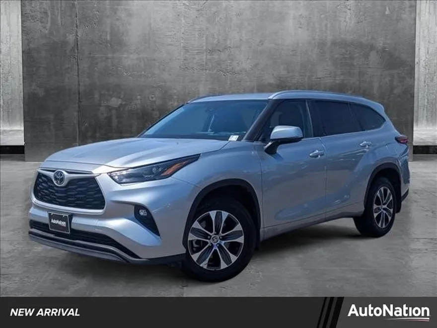 2023 Toyota Highlander XLE photo 1
