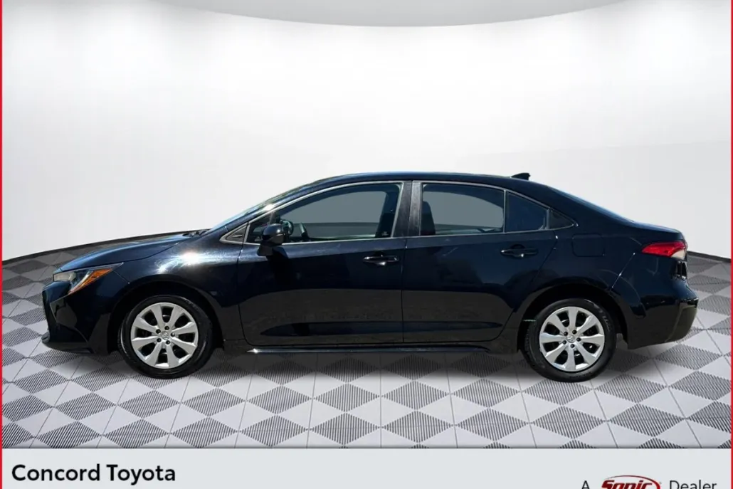 2023 Toyota Corolla LE photo 1