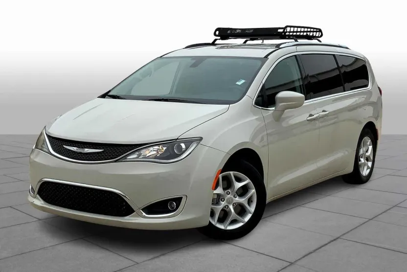 2017 Chrysler Pacifica Touring Plus photo 1