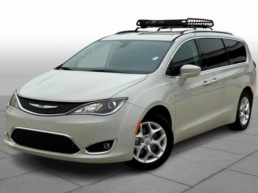 2017 Chrysler Pacifica Touring Plus photo 1