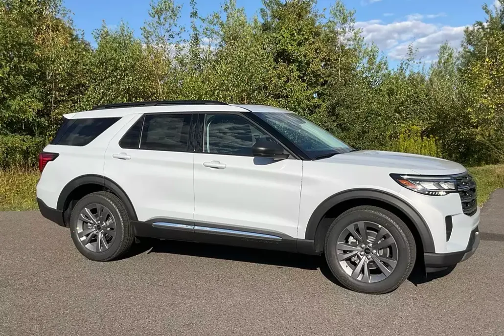 2025 Ford Explorer photo 1