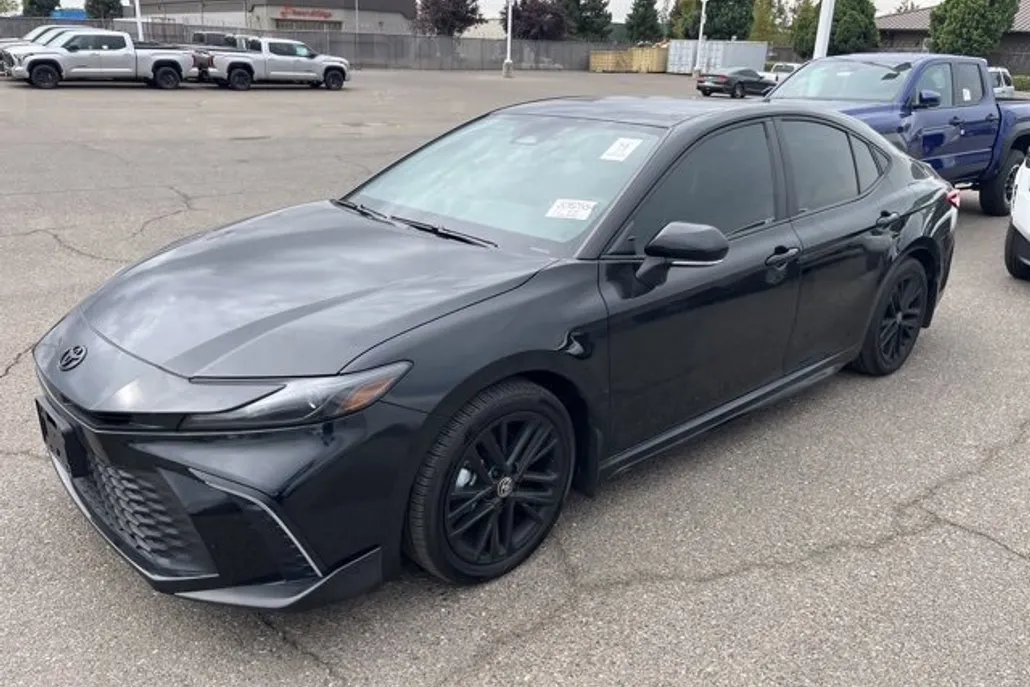 2025 Toyota Camry SE photo 1