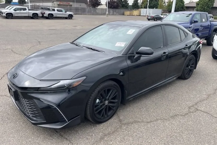 2025 Toyota Camry SE photo 1