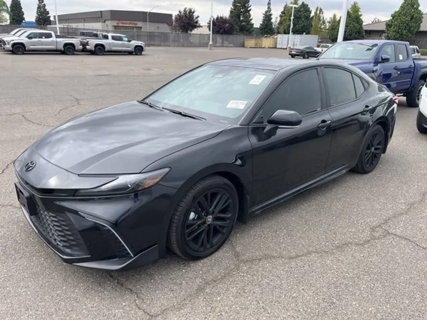 2025 Toyota Camry SE photo 1
