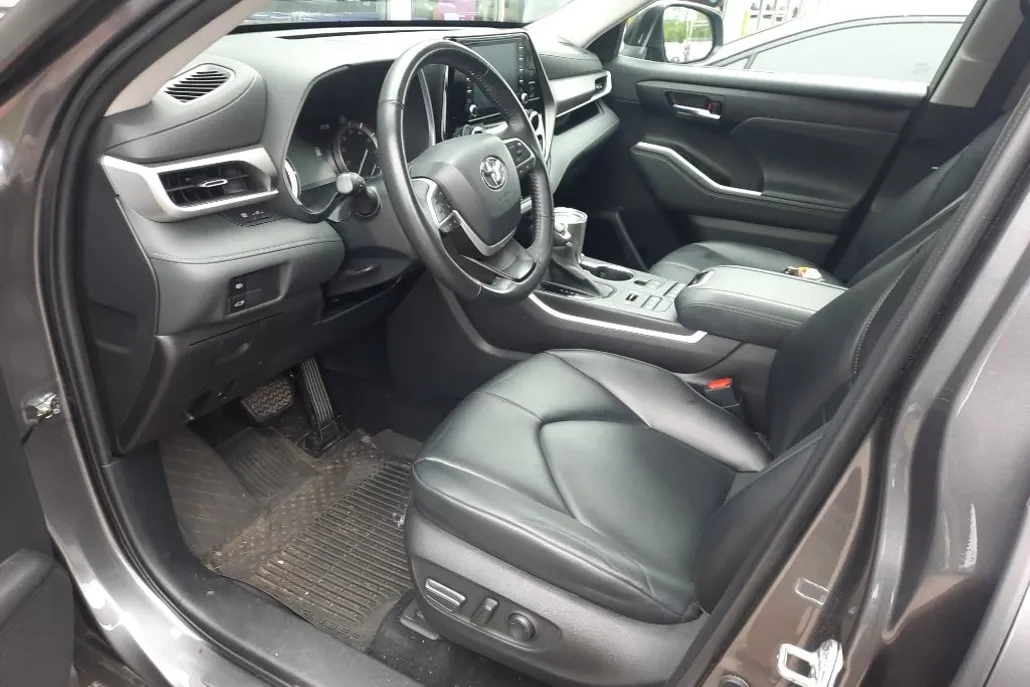 2022 Toyota Highlander XLE photo 1