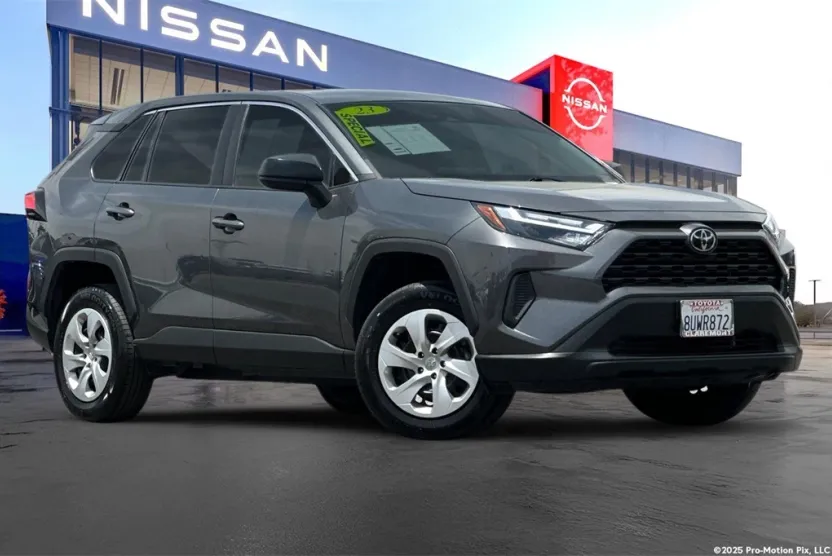2023 Toyota RAV4 LE photo 1
