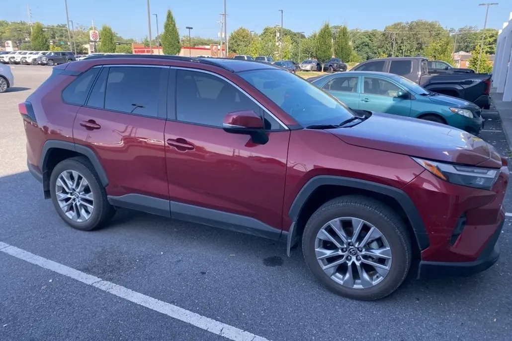 2025 Toyota RAV4 XLE Premium photo 1