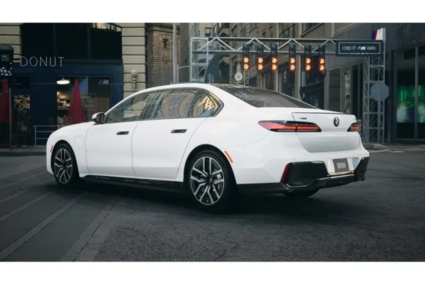 2026 Bmw 750e photo 1