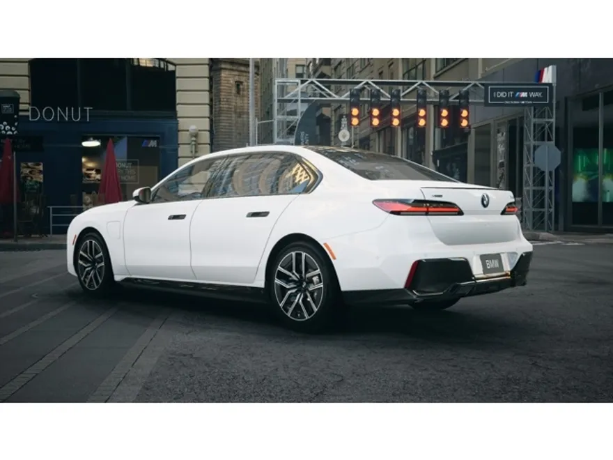 2026 Bmw 750e photo 1