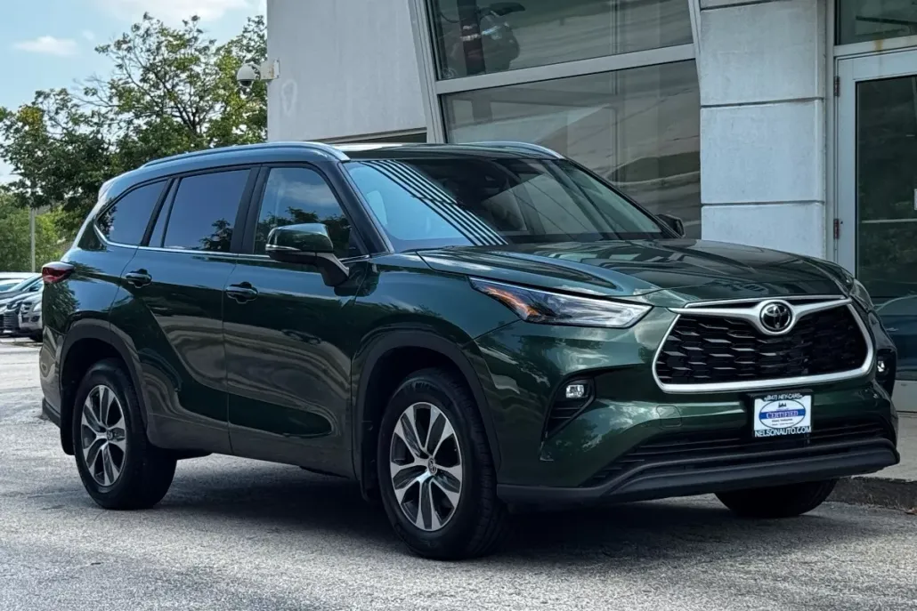 2023 Toyota Highlander XLE photo 1