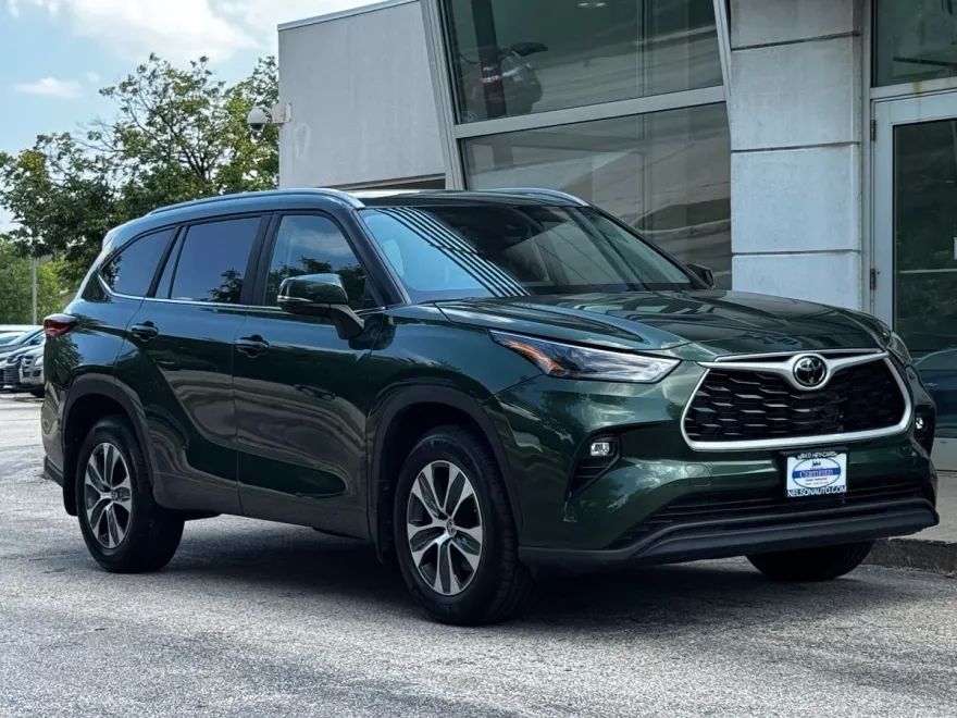 2023 Toyota Highlander XLE photo 1