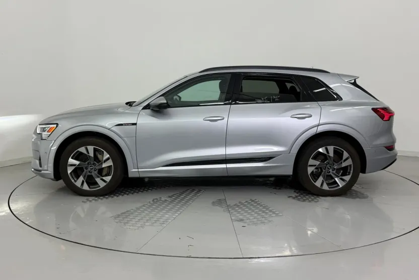 2021 Audi e-tron Premium photo 1