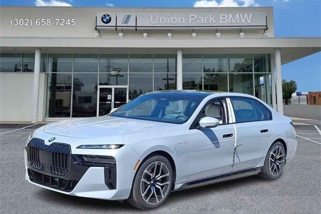2026 Bmw 750e photo 1