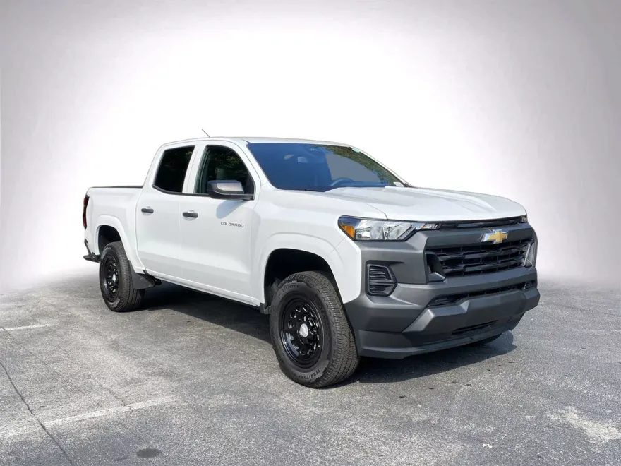 2024 Chevrolet Colorado photo 1