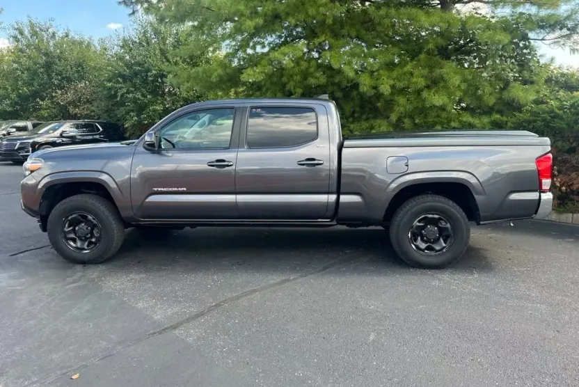 2016 Toyota Tacoma SR5 photo 1