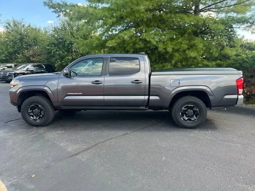 2016 Toyota Tacoma SR5 photo 1