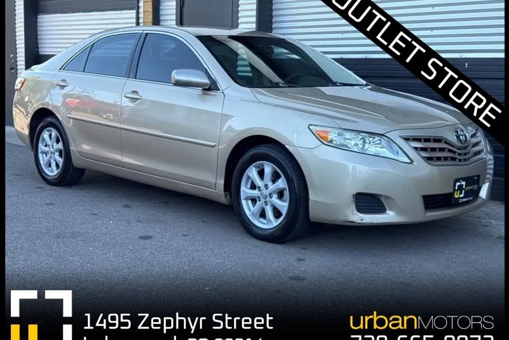 2010 Toyota Camry LE photo 1