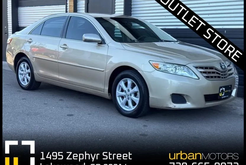 2010 Toyota Camry LE photo 1