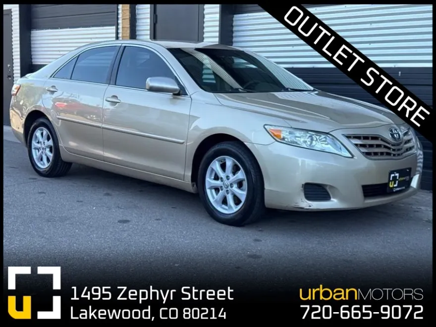 2010 Toyota Camry LE photo 1
