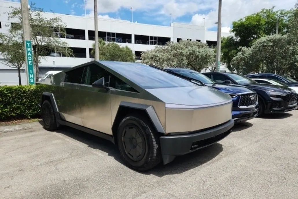 2024 Tesla Cybertruck All-Wheel Drive photo 1