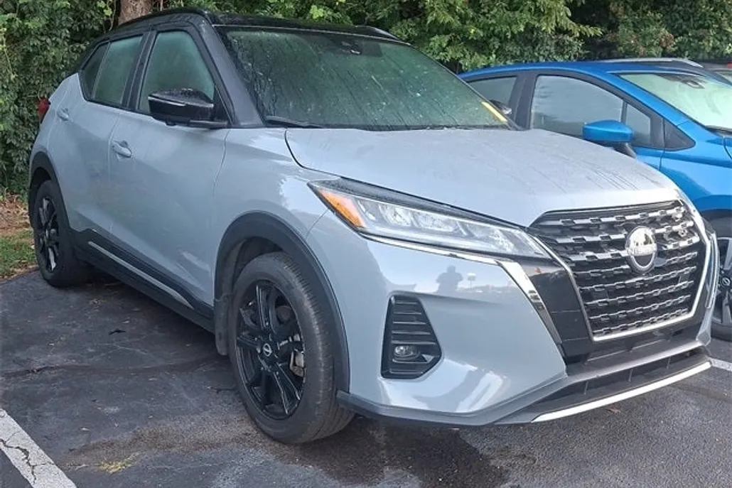 2023 Nissan Kicks SR photo 1