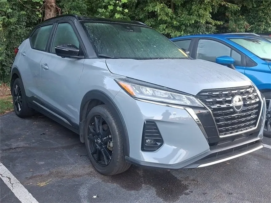 2023 Nissan Kicks SR photo 1