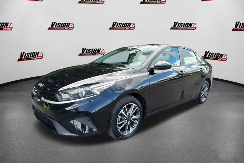 2023 Kia Forte LXS photo 1