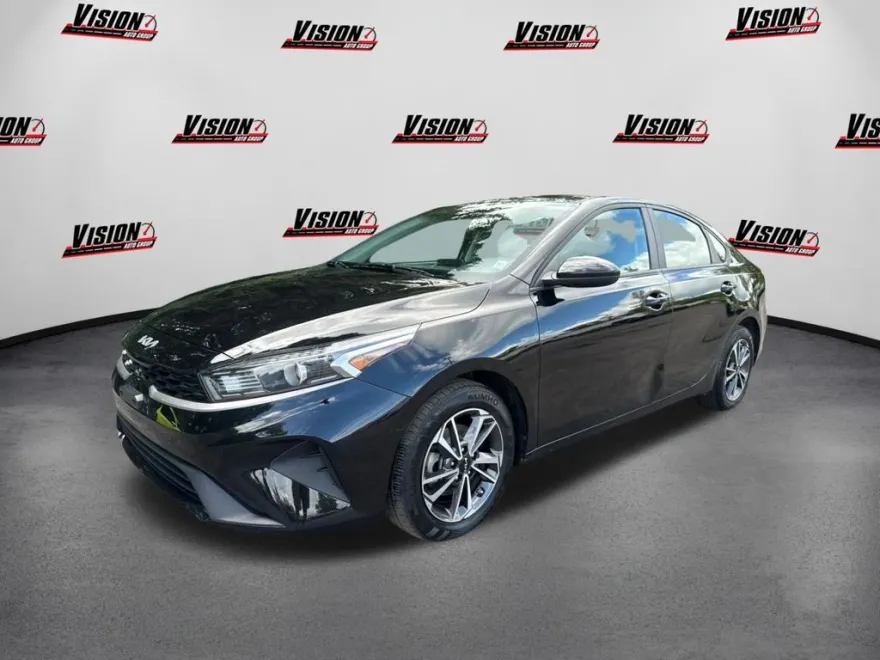 2023 Kia Forte LXS photo 1