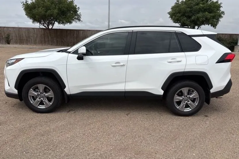 2024 Toyota RAV4 XLE photo 1