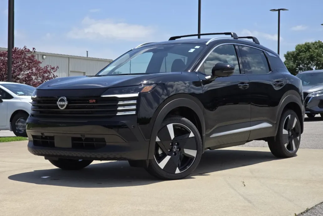 2025 Nissan Kicks SR photo 1