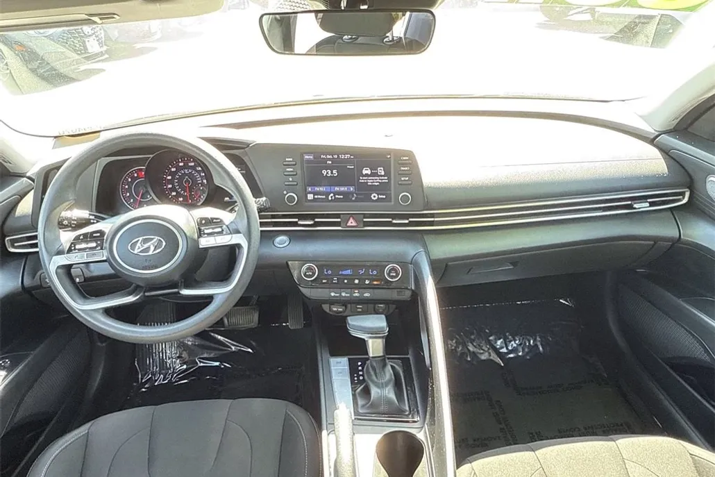 2023 Hyundai Elantra SEL photo 1
