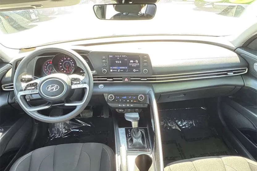 2023 Hyundai Elantra SEL photo 1