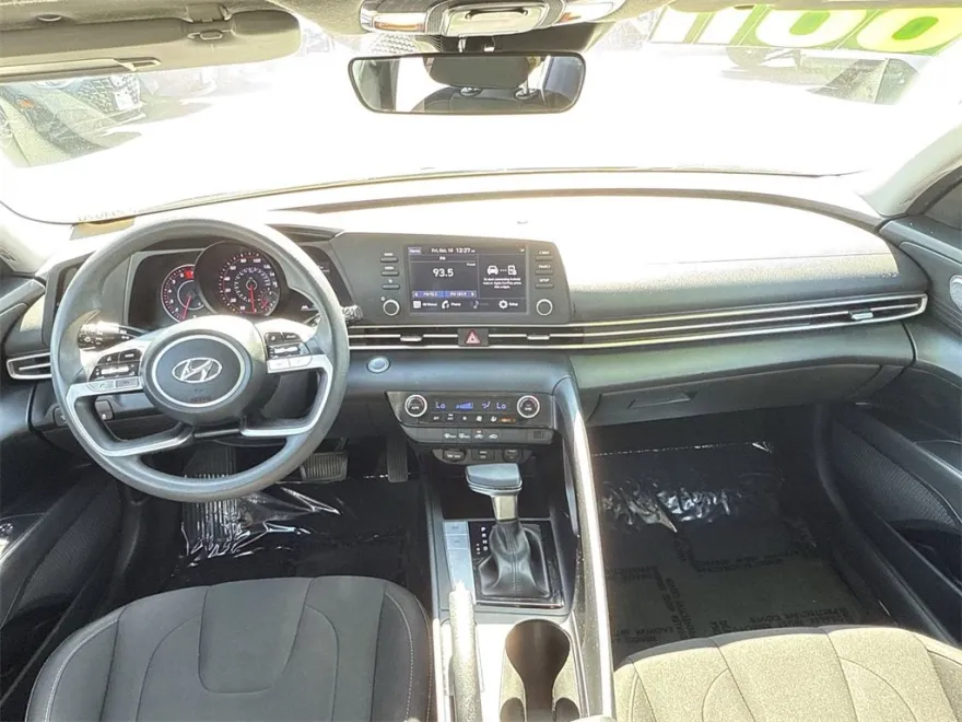 2023 Hyundai Elantra SEL photo 1